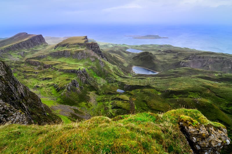 Scenisk sikt av den gröna Quiraing kustlinjen i skotska högländer fotografering för bildbyråer