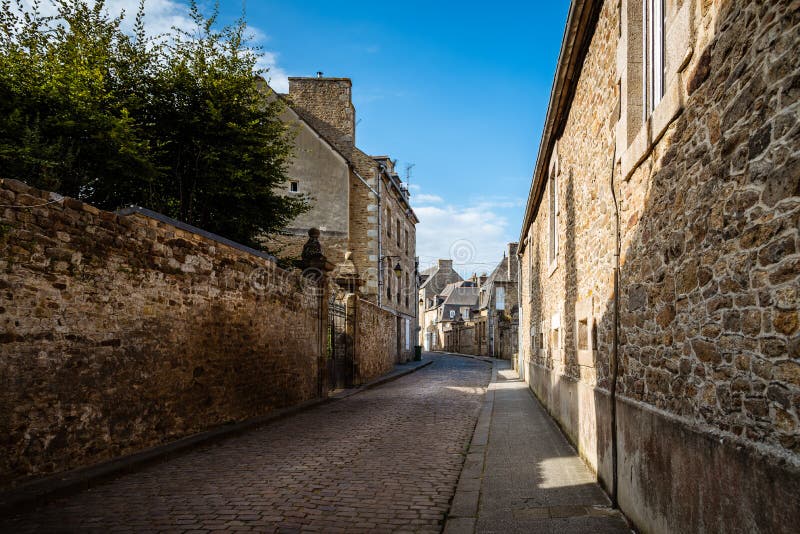 Scenisk sikt av den smala gatan i staden av Dinan arkivbilder Scenisk sikt av den smala gatan i staden av Dinan arkivbilder