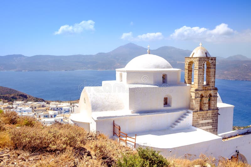 Scenisk sikt av den traditionell grekisk cycladic kyrkan, byn och se arkivfoton Scenisk sikt av den traditionell grekisk cycladic kyrkan, byn och se arkivfoton
