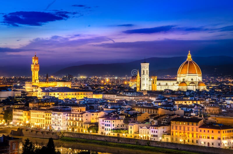 Scenisk sikt av Florence på natten från Piazzale Michelangelo royaltyfria foton