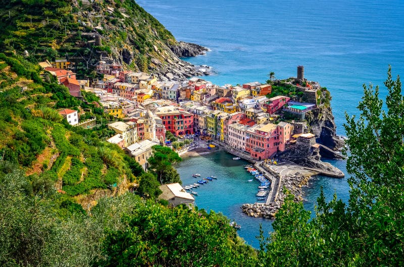 Scenisk sikt av havet och hamnen i den färgrika byn Vernazza, Ci arkivfoton