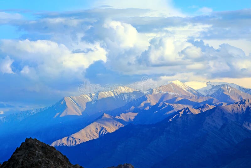 Scenisk sikt av Himalayasbergen arkivfoto