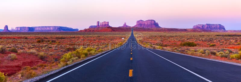 Scenisk sikt av monumentdalen i Utah på skymning, USA arkivfoton