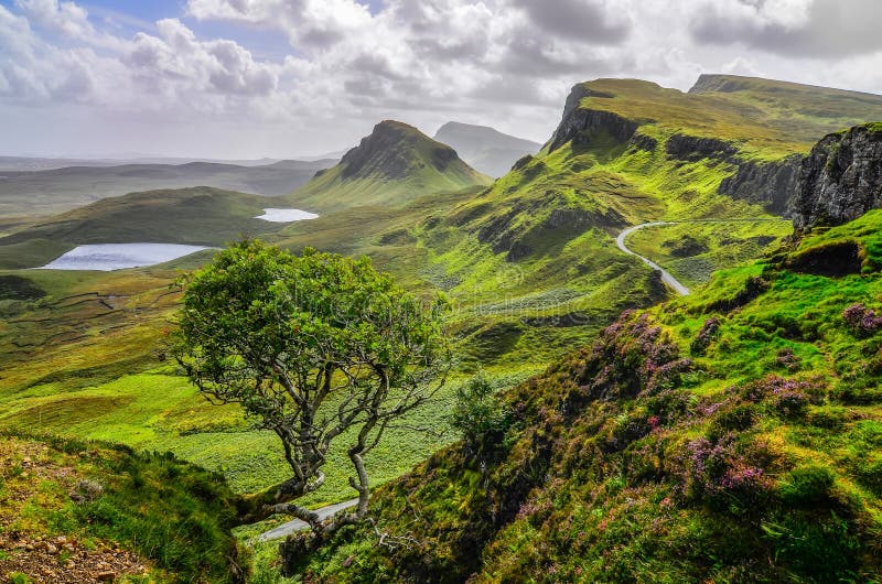 Scenisk sikt av Quiraing berg i ön av Skye, hög skotte royaltyfri bild
