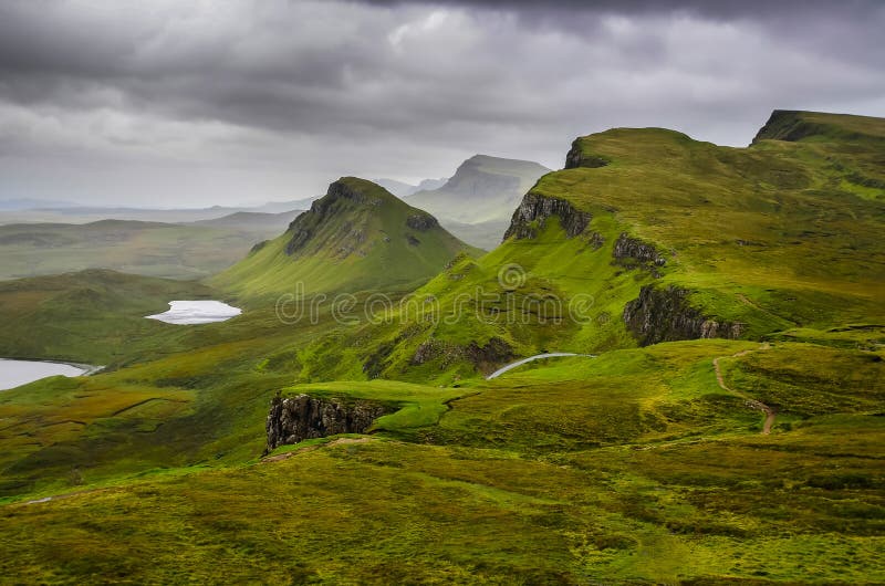 Scenisk sikt av Quiraing berg med dramatisk himmel, hög skotte royaltyfria bilder