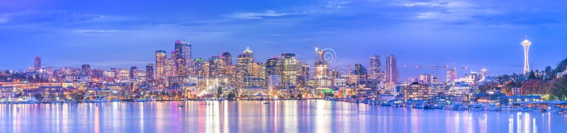 Scenisk sikt av Seattle cityscape i nattetiden med reflexionen av vattnet, Seattle, Washington, USA royaltyfria bilder