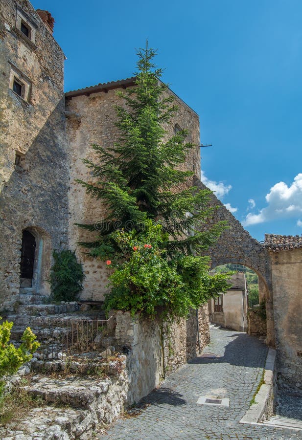 Scenisk sikt i Santo Stefano di Sessanio, landskap av L ` Aquila, Abruzzo, centrala Italien arkivfoto Scenisk sikt i Santo Stefano di Sessanio, landskap av L ` Aquila, Abruzzo, centrala Italien arkivfoto