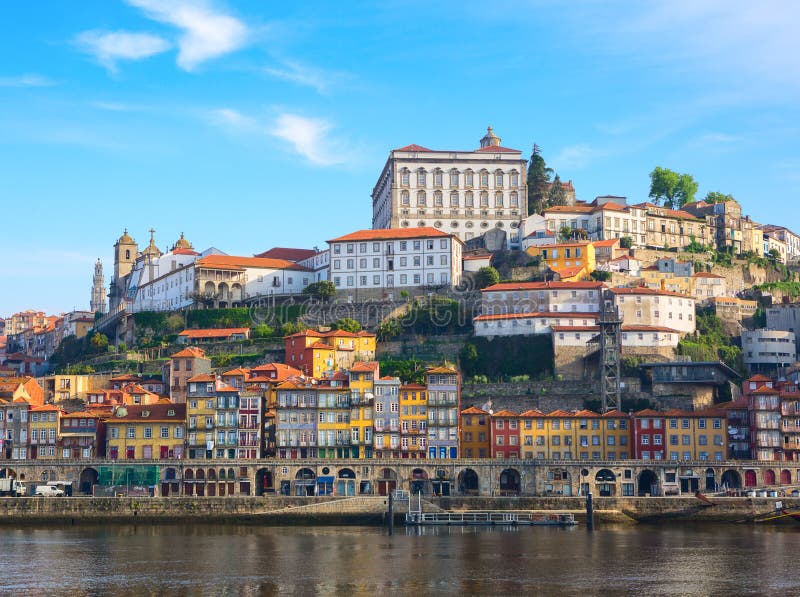 Scenisk sikt p? den historiska delen av Porto och den Douro floden i solig v?rmorgon, Portugal arkivbilder Scenisk sikt p? den historiska delen av Porto och den Douro floden i solig v?rmorgon, Portugal arkivbilder