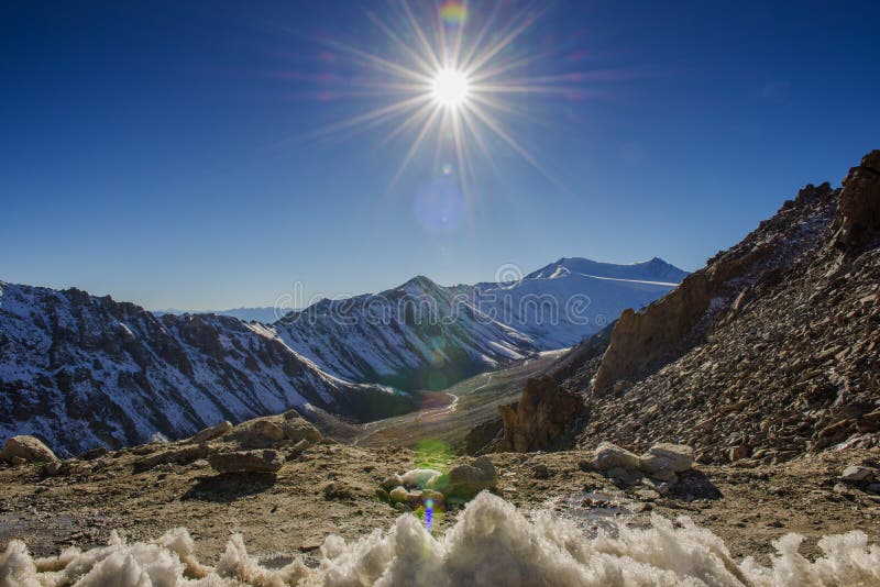 Scenisk sikt på Chang La Pass, det tredje högsta driveable bergpasserandet i världen 5300m ovanför havsnivå Ladakh, J&K, Indien arkivbild Scenisk sikt på Chang La Pass, det tredje högsta driveable bergpasserandet i världen 5300m ovanför havsnivå Ladakh, J&K, Indien arkivbild