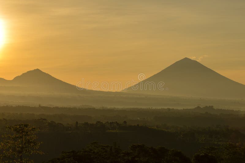 Scenisk soluppgång och mist på den Batur och Agung vulkan, Kintamani, Bali, Indonesien Soluppgångsikt av den Batur vulkan, naturl royaltyfria bilder Scenisk soluppgång och mist på den Batur och Agung vulkan, Kintamani, Bali, Indonesien Soluppgångsikt av den Batur vulkan, naturl royaltyfria bilder