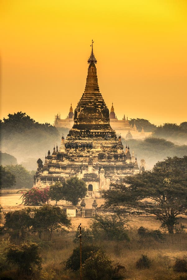 Scenisk soluppgång ovanför Bagan i Myanmar royaltyfri bild