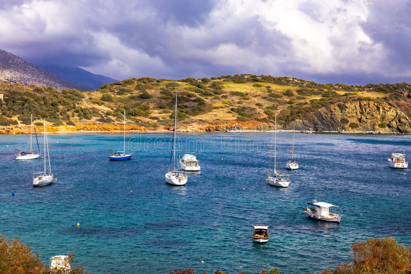 Scenisk syn på havsviken med båtar och strand i bakgrunden Anavyssos Grekland arkivfoton