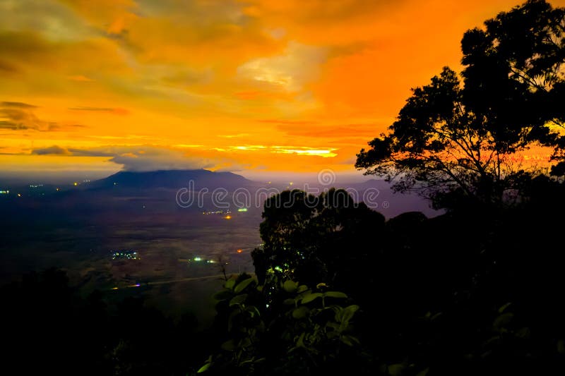 Scenisk syn på soluppgång ovanför molnen i Usambara-bergen i Lushoto Tanzania royaltyfria bilder