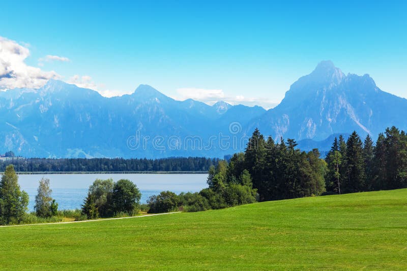 Sceniskt sommarlandskap med berg, sjön och skogen royaltyfria foton Sceniskt sommarlandskap med berg, sjön och skogen royaltyfria foton
