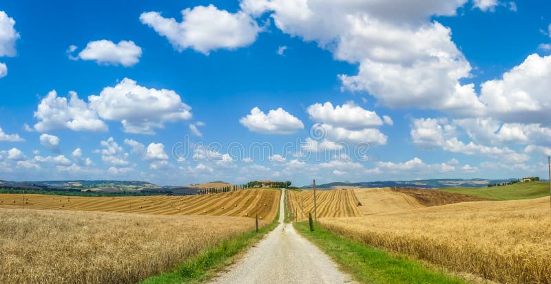 Sceniskt Tuscany landskap med Rolling Hills i den Val d'Orciaen, Italien fotografering för bildbyråer Sceniskt Tuscany landskap med Rolling Hills i den Val d'Orciaen, Italien fotografering för bildbyråer