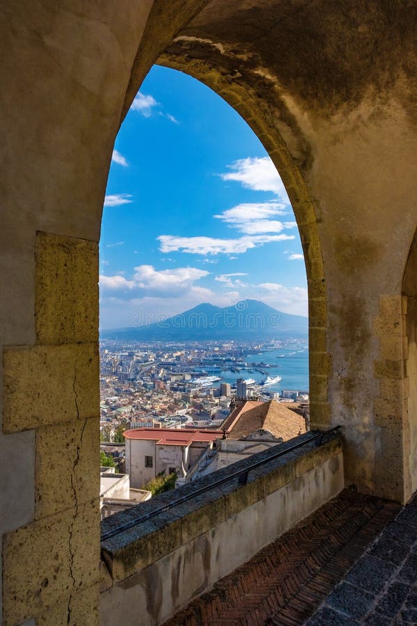 Sceniskt vagga bågebalkongen som förbiser Naples och vulkan Vesuvius, Italien royaltyfria foton Sceniskt vagga bågebalkongen som förbiser Naples och vulkan Vesuvius, Italien royaltyfria foton