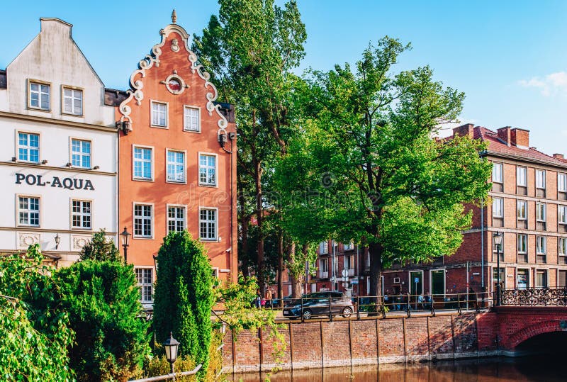 Scenvy över historiska byggnader längs en kanal i Poland i Gdansk arkivfoton