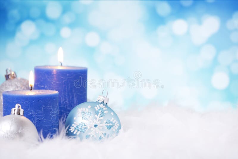 Scenă de Crăciun albastru și argintiu, cu bai și lumânări royalty free stock photo