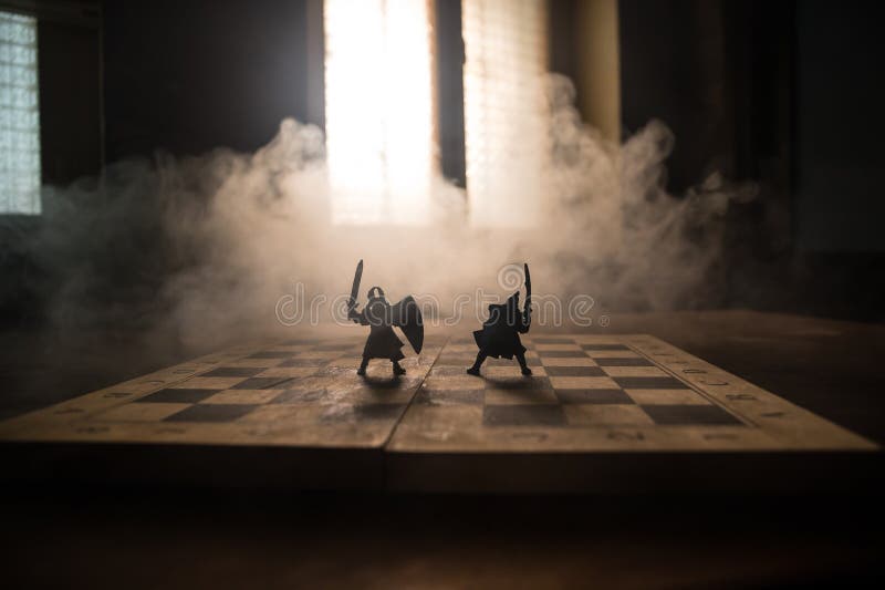 Scenă de luptă medievală cu cavalerie și infanterie pe tablă. conceptul de joc de șah, idei de afaceri și concurență și royalty free stock image