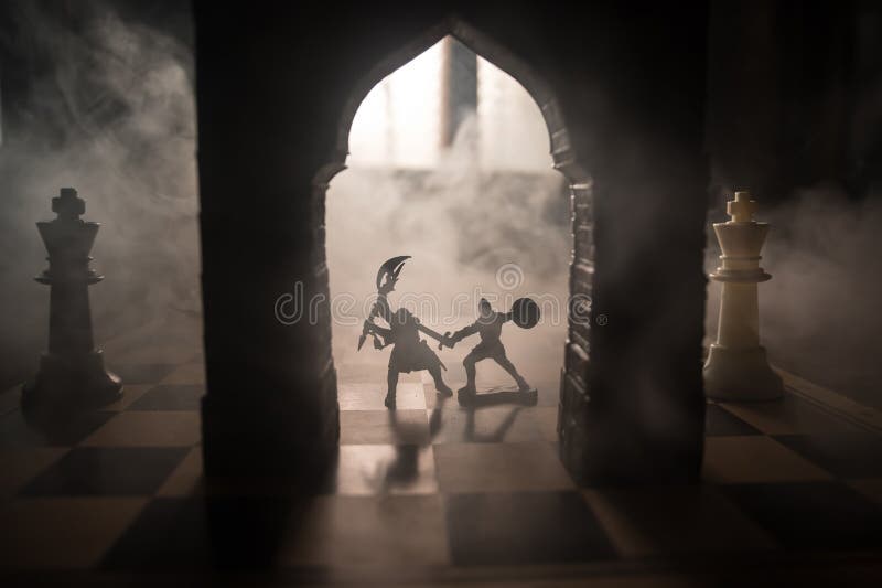 Scenă de luptă medievală cu cavalerie și infanterie pe tablă. conceptul de joc de șah, idei de afaceri și concurență și royalty free stock photo