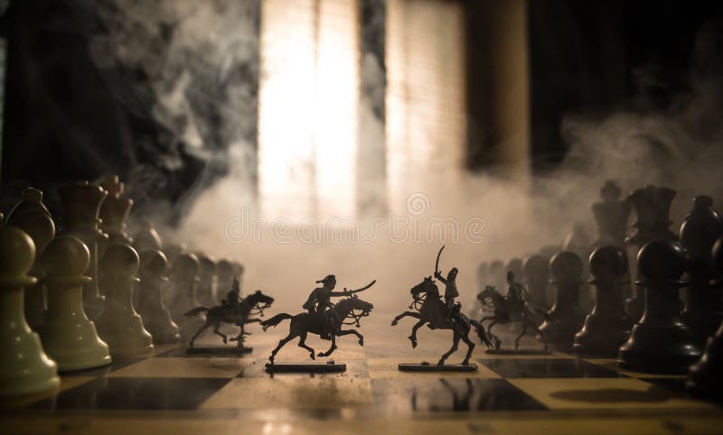 Scenă de luptă medievală cu cavalerie și infanterie pe tablă. conceptul de joc de șah, idei de afaceri și concurență și royalty free stock photography