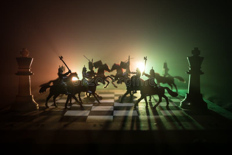 Scenă de luptă medievală cu cavalerie și infanterie pe tablă. conceptul de joc de șah, idei de afaceri și concurență și strică royalty free stock image