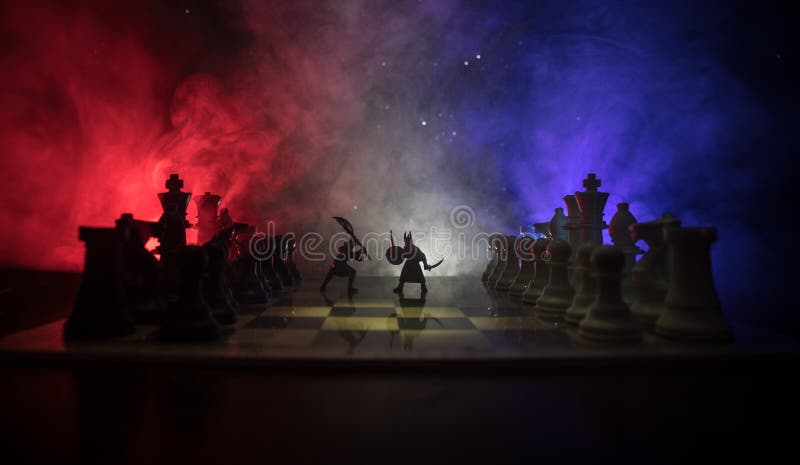 Scenă de luptă medievală cu cavalerie și infanterie pe tablă. conceptul de joc de șah, idei de afaceri și concurență și strică stock images