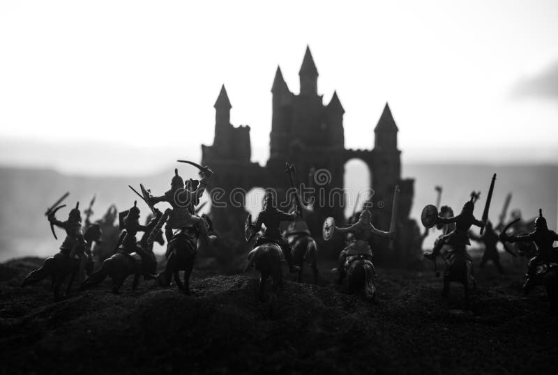Scenă de luptă medievală cu cavalerie și infanterie. siluete de figuri ca obiecte separate luptă între războinici pe apus royalty free stock photography