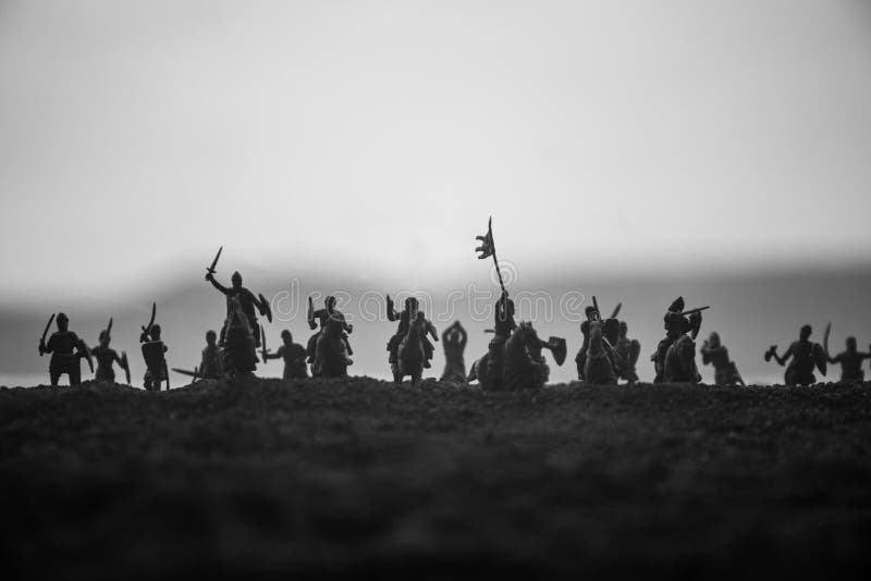 Scenă de luptă medievală cu cavalerie și infanterie. siluete de figuri ca obiecte separate luptă între războinici pe apus royalty free stock photos