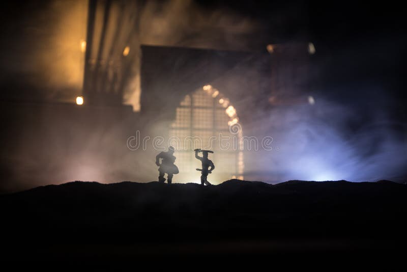 Scenă de luptă medievală cu cavalerie și infanterie. siluete de figuri ca obiecte separate luptă între războinici pe apus royalty free stock images