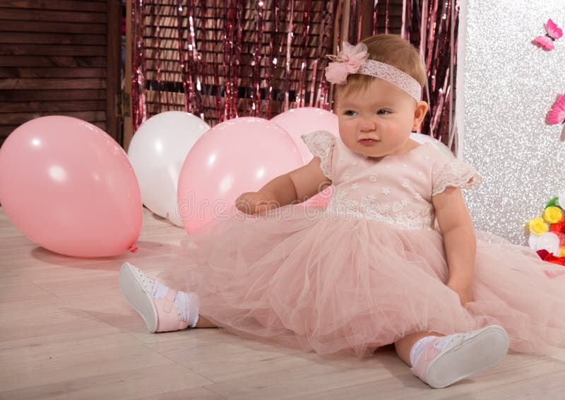 Schöne Modische Kleine Baby in Rosa Kleid. Kleine Prinzessin Posiert Wie  Eine Puppe Stockfoto - Bild von kind, entzückend: 156774112