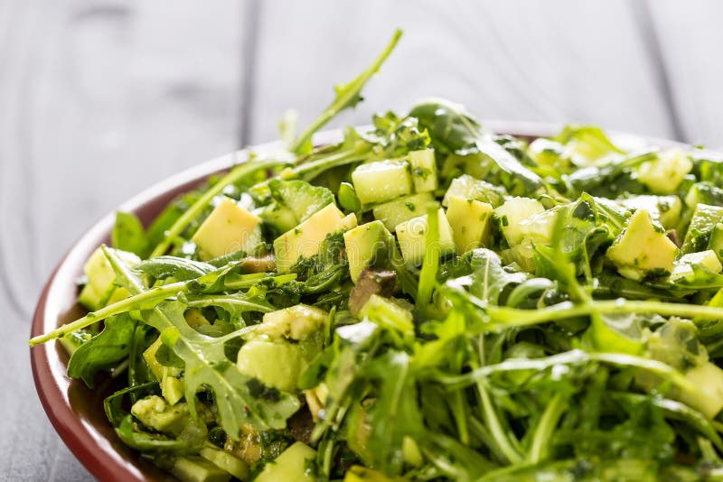 Schöner Grüner Salat Paleo Mit Gurke Und Avocado Auf Dunklen Grey ...