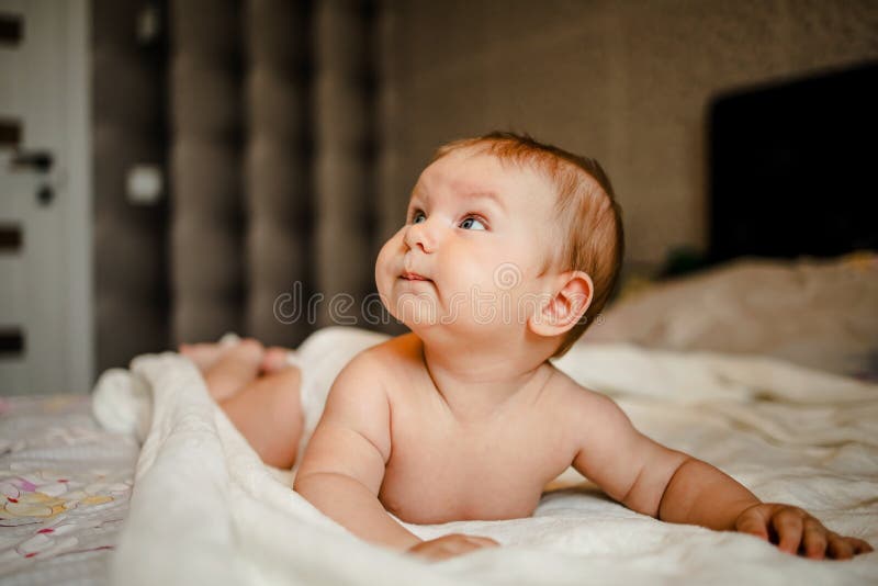 Baby Mit Einem Uberraschten Ausdruck Stockbild Bild Von Gesichtsbehandlung Kamera 39897347