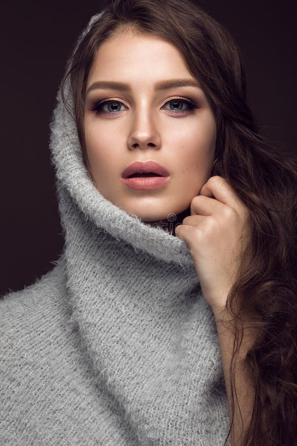 Schones Junges Madchen Mit Leichtem Make Up In Warmem Stockbild Bild Von Haarig Nett 64520189