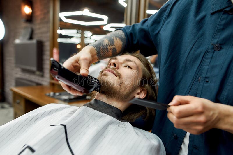 Friseur Mit Der Tatowierung Die Dem Alteren Mann Haarschnitt Des Hubschen Hippies Macht Stockbild Bild Von Hippies Macht