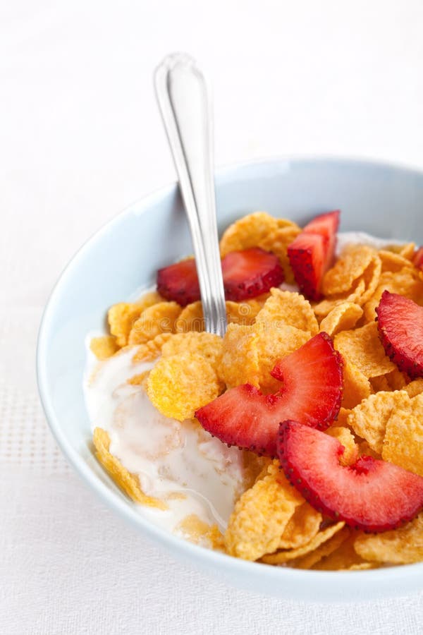 Schüssel Corn-Flakes Und Erdbeeren Mit Jogurt Stockbild - Bild von ... Schüssel Corn-Flakes Und Erdbeeren Mit Jogurt Stockbild - Bild von ...