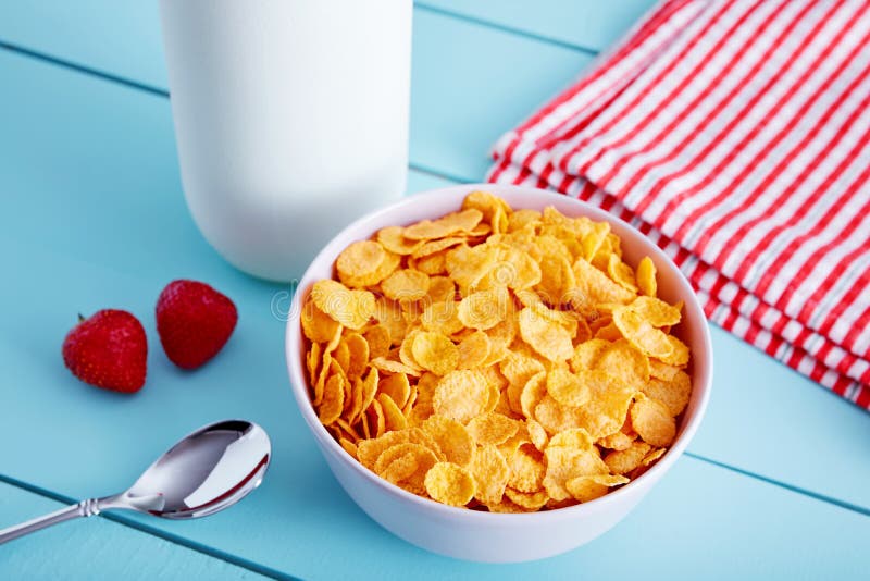 Gesunde Corn Flakes Mit Milch Und Erdbeeren Zum Fr?hst?ck Stockbild ...