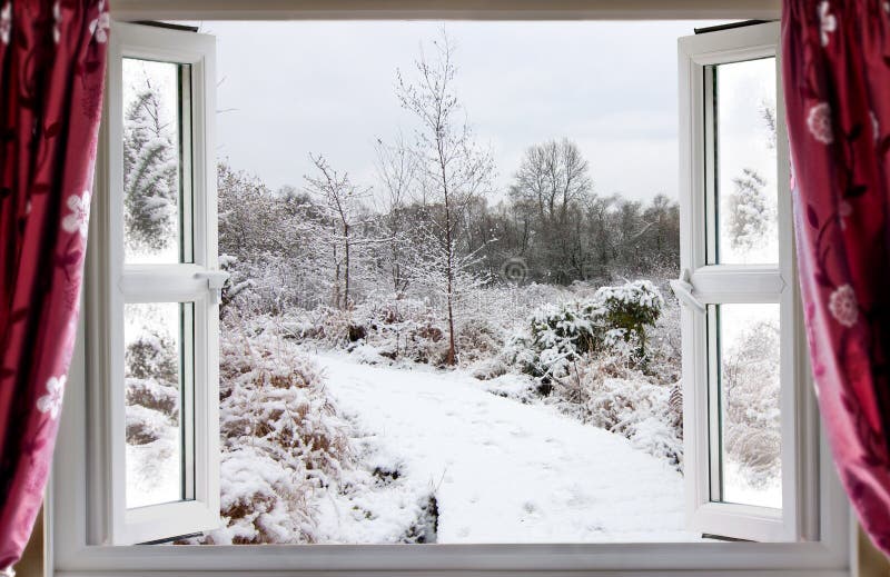 Schöne Schneewegszene Durch Ein Offenes Fenster Stockfoto