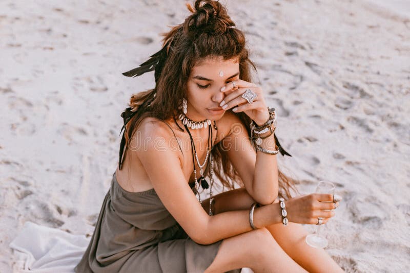 Sch?ne junge boho Artfrau auf dem Strand bei Sonnenuntergang lizenzfreie stockfotografie Sch?ne junge boho Artfrau auf dem Strand bei Sonnenuntergang lizenzfreie stockfotografie