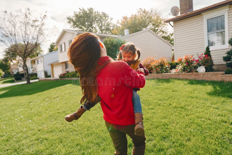 Sch? ne Mutter mit kleiner Tochter stockfoto