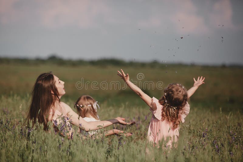 Sch?ne Mutter und ihre kleine Tochter drau?en nave Portr?t im Freien der gl?cklichen Familie Gl?ckliche Mutter ` s Tagesfreude lizenzfreie stockbilder Sch?ne Mutter und ihre kleine Tochter drau?en nave Portr?t im Freien der gl?cklichen Familie Gl?ckliche Mutter ` s Tagesfreude lizenzfreie stockbilder
