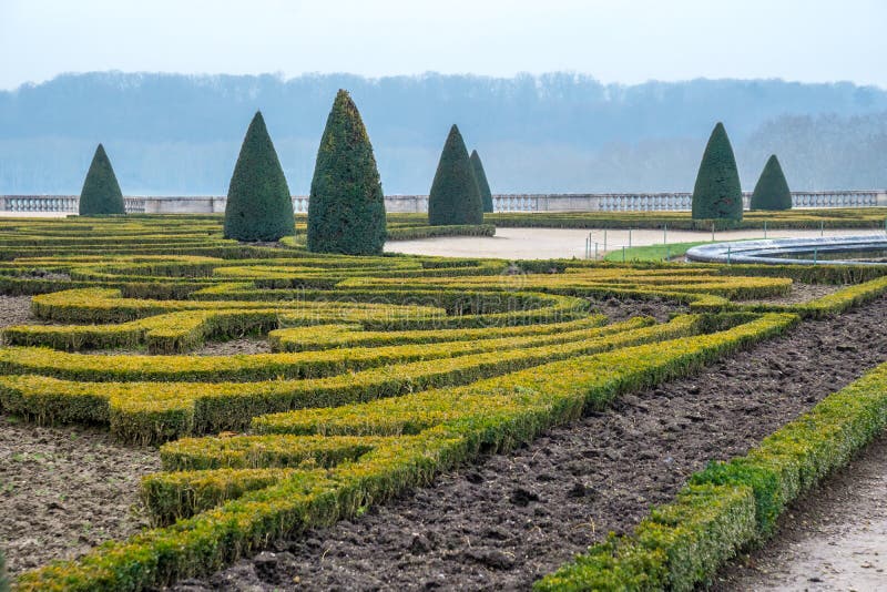 Sch?ner Garten in einem ber?hmten Palast von Versailles-Chateaude Versailles, Frankreich lizenzfreie stockbilder Sch?ner Garten in einem ber?hmten Palast von Versailles-Chateaude Versailles, Frankreich lizenzfreie stockbilder
