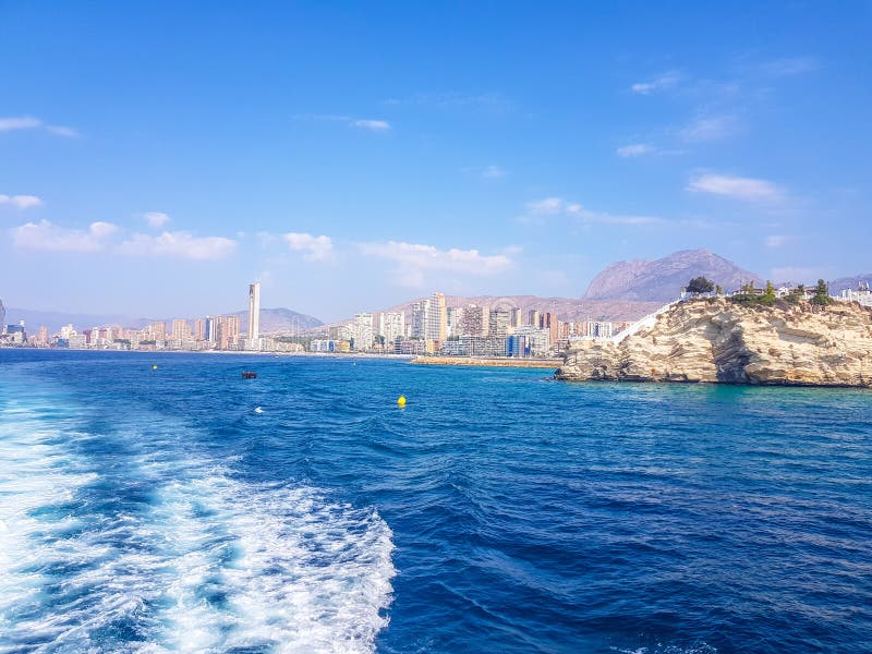Sch?ner Levante-Strand in Benidorm, Spanien Bild genommen vom Meer, mit den Skylinen von Wolkenkratzern und einem Boot des ersten lizenzfreies stockfoto Sch?ner Levante-Strand in Benidorm, Spanien Bild genommen vom Meer, mit den Skylinen von Wolkenkratzern und einem Boot des ersten lizenzfreies stockfoto