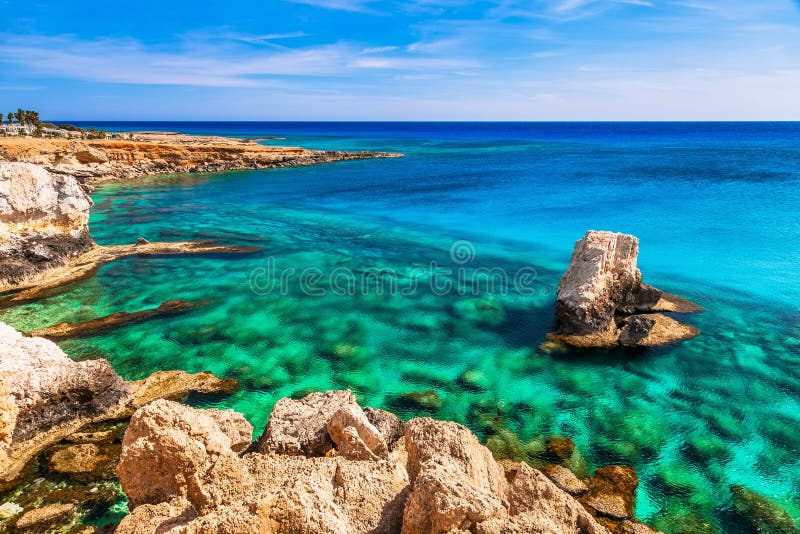 Sch?ner nat?rlicher Felsen nahe von Agia Napa, von Cavo Greco und von Protaras auf Zypern-Insel, Mittelmeer ?berraschendes blaues stockfotografie Sch?ner nat?rlicher Felsen nahe von Agia Napa, von Cavo Greco und von Protaras auf Zypern-Insel, Mittelmeer ?berraschendes blaues stockfotografie