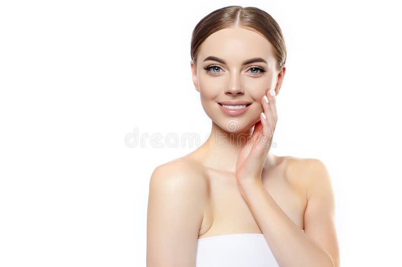 Sch?nes l?chelndes Gesicht der jungen Frau Schönheits-Badekurortmädchenmodell mit sauberer frischer Haut Gesichtsbehandlung Cosme