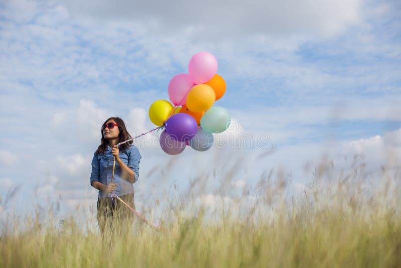 Sch?nes M?dchen, das mit Ballonen auf dem Strand springt lizenzfreies stockfoto Sch?nes M?dchen, das mit Ballonen auf dem Strand springt lizenzfreies stockfoto