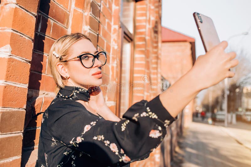 Sch?nes nettes blondes Modell im Kleid, das in der Stadt aufwirft lizenzfreie stockfotos Sch?nes nettes blondes Modell im Kleid, das in der Stadt aufwirft lizenzfreie stockfotos