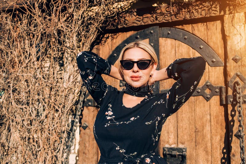Sch?nes nettes blondes Modell im Kleid, das in der Stadt aufwirft lizenzfreie stockfotografie Sch?nes nettes blondes Modell im Kleid, das in der Stadt aufwirft lizenzfreie stockfotografie