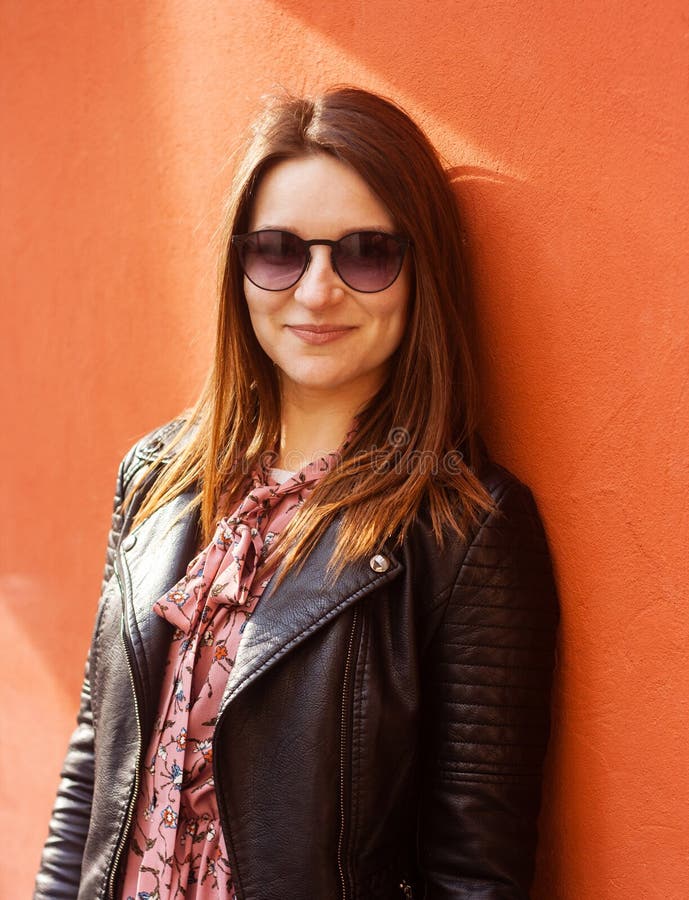 Sch?nes Portr?t der brunette Frau gegen Wand am sonnigen Tag lizenzfreie stockbilder Sch?nes Portr?t der brunette Frau gegen Wand am sonnigen Tag lizenzfreie stockbilder