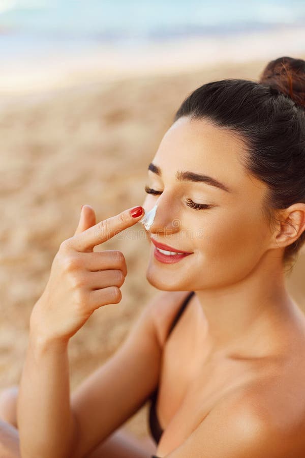 Sch?nheits-Gesichts-Portr?t-Sch?nheits-Hautpflege-Konzept suncream Sonnenschutzmittel-Schönheit, die auf schönem auf Gesicht zutr lizenzfreie stockbilder Sch?nheits-Gesichts-Portr?t-Sch?nheits-Hautpflege-Konzept suncream Sonnenschutzmittel-Schönheit, die auf schönem auf Gesicht zutr lizenzfreie stockbilder